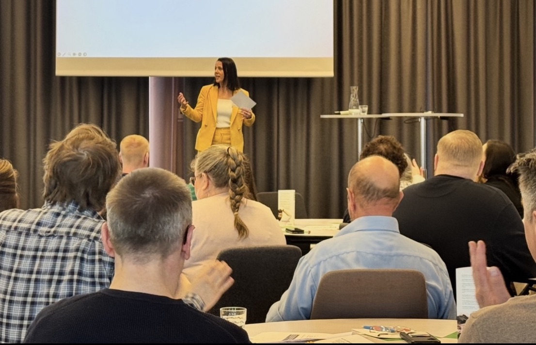 Jenny Björklund föreläser inför publik